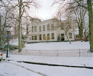 823988 Gezicht op de voorgevel van het huis Lievendaal (Lepelenburg 2) te Utrecht in een besneeuwde omgeving.